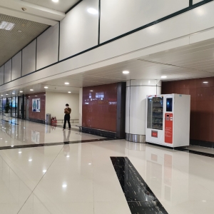 ly-do-nen-lap-dat-may-ban-nuoc-tu-dong-tai-san-bay