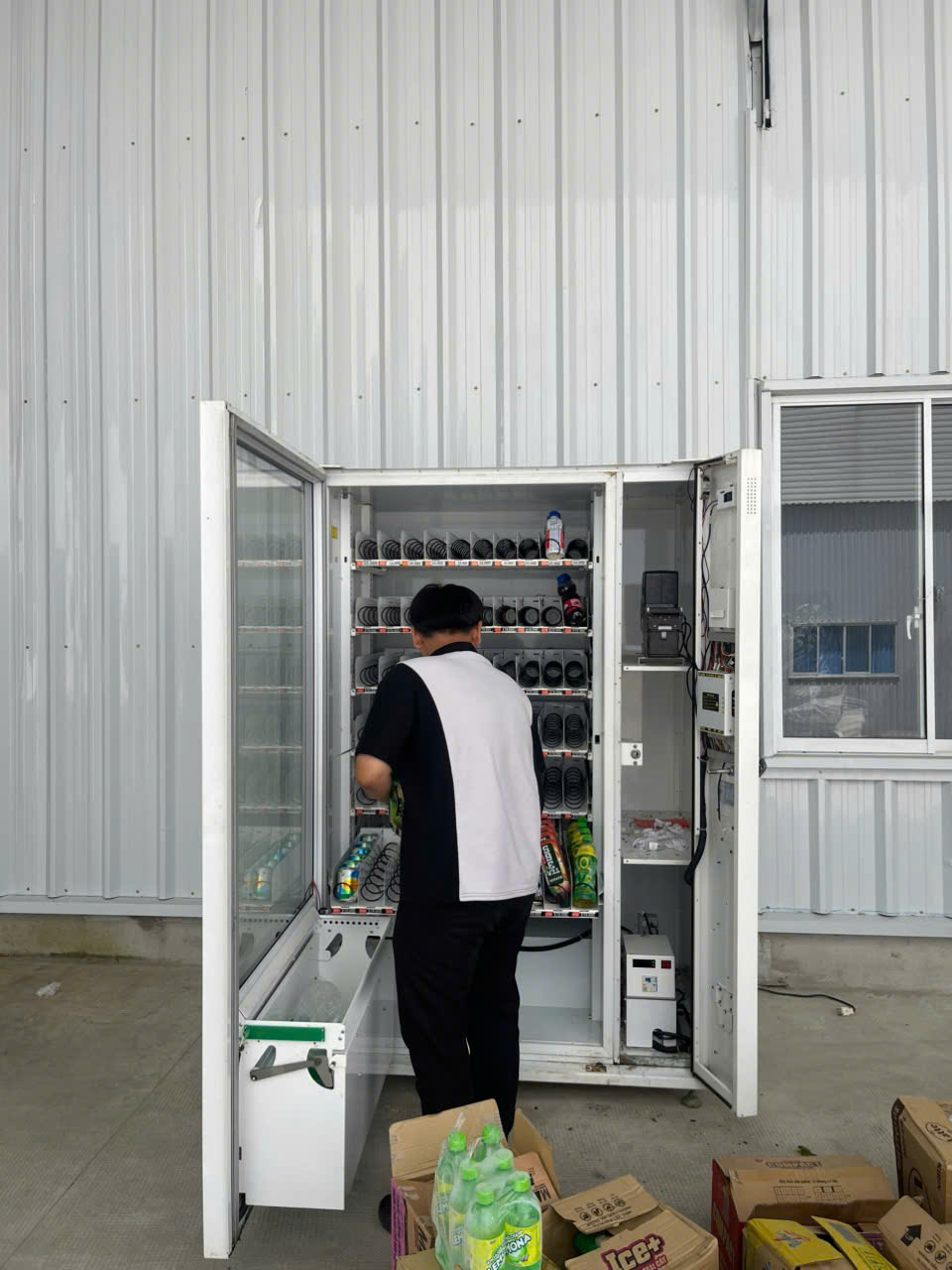 VƯƠN TẦM LẮP ĐẶT MÁY BÁN NƯỚC TỰ ĐỘNG TẠI CÔNG TY TNHH YONG RUI FURNIT